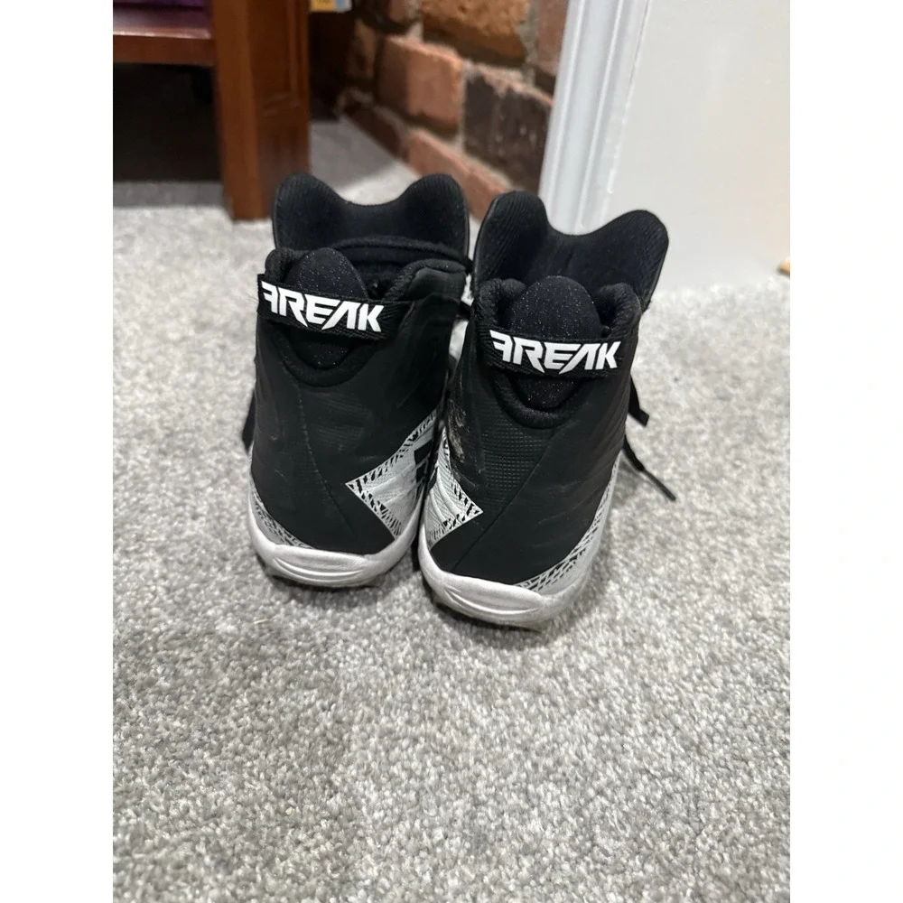 ADIDAS Boys Size 3 1/2 Football Cleats White Black  Freak High